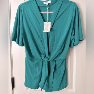 Grace & Lace medium green top NWT